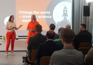 Lotta Partanen and Paula Viinamäki presenting in a VTT LaunchPad Event