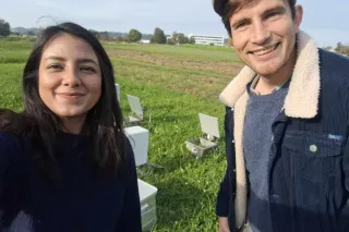 Mehr Fatima with colleague Julius Havsteen from Empa collecting nitrous oxide samples in the agricultural fields of Agroscope, the Swiss centre of excellence for agricultural research.