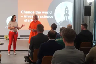 Lotta Partanen and Paula Viinamäki presenting in a VTT LaunchPad Event